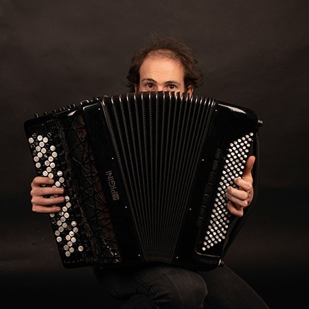 Pamphile, musicien Nantais, caché derrière son accordéon.