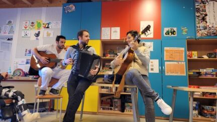 pamphile et vianney jouant en duo