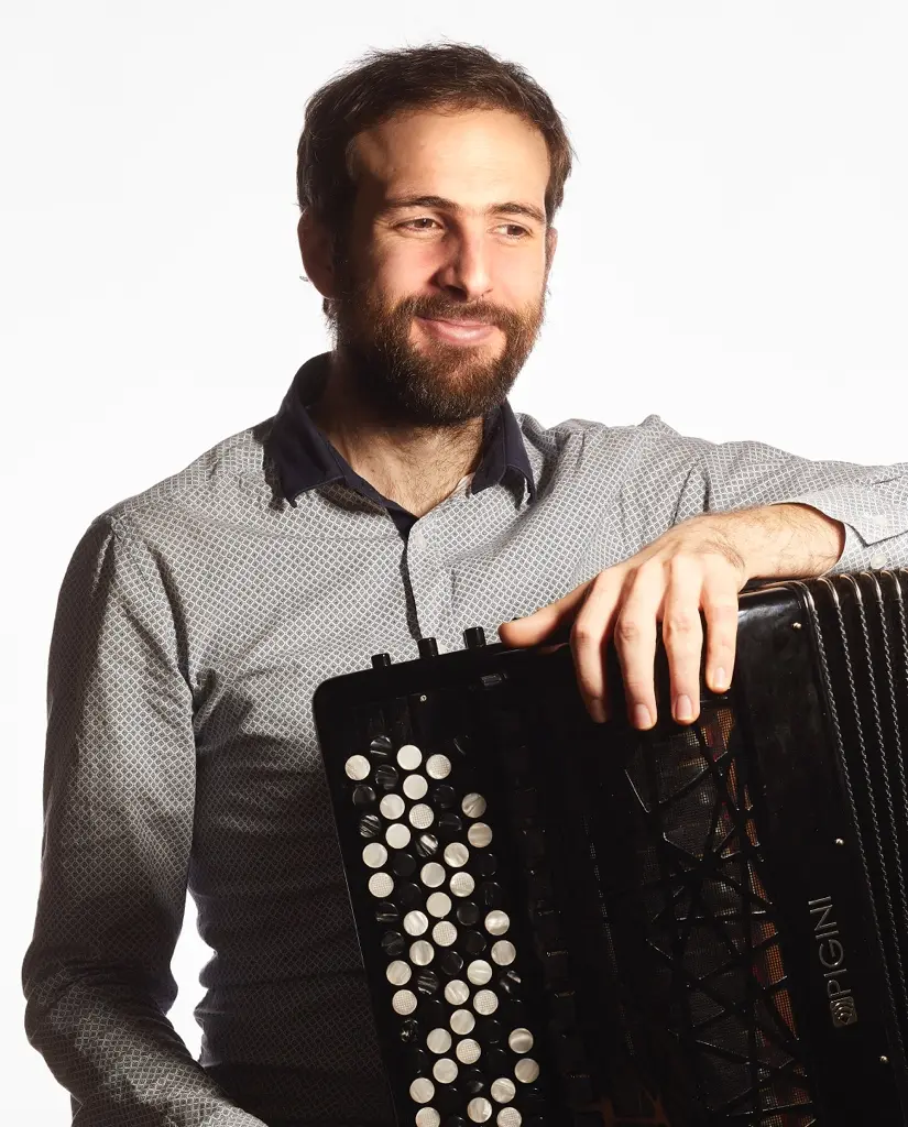 Portrait de Pamphile avec son accordéon