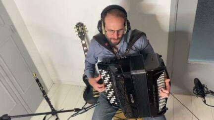Pamphile joue de l'accordéon.
