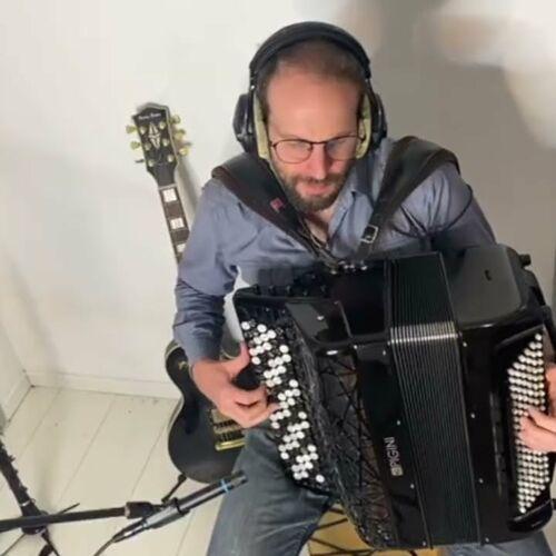 Pamphile joue de l'accordéon.
