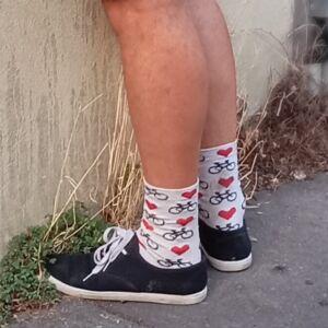 Gros plan sur des chaussettes avec des vélos et des coeurs