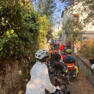 Les vélos dans le chemin 23 rue Général Margueritte.