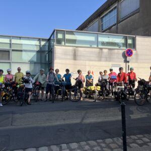 Photo des vélos prise rue Général Margueritte avant le départ. Il manque des itivémistes