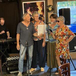 Pamphile accompagne au piano Michel, Anne-Marie, Gaëlle et Anne chantant "Foule sentimentale" d'Alain Souchon
