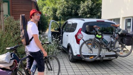 Pamphile devant la voiture suiveuse au camping.