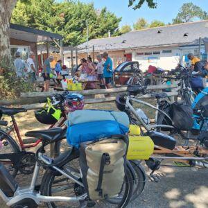 Pause déjeuner à à Mauges-sur Loire avec des vélos en premier plan.