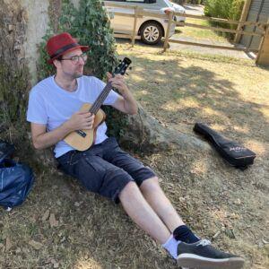 Pamphile joue du ukulele