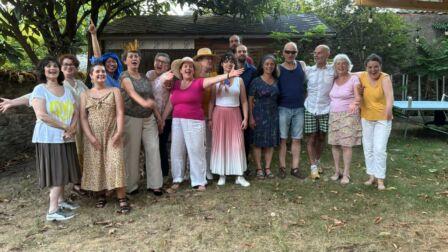 Les chanteureuses de l'atelier "Allez chante !" dans le jardin Margueritte
