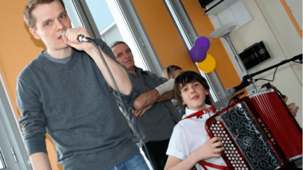 Bénabar chante accompagné par Pamphile