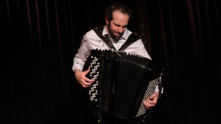 Pamphile joue de l'accordéon pendant le spectacle Dualités