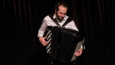 Pamphile joue de l'accordéon pendant le spectacle Dualités