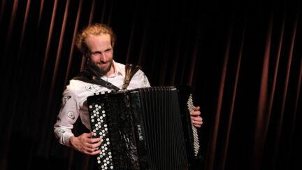 Pamphile joue de l'accordéon pendant le spectacle Dualités