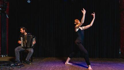 Pamphile joue de l'accordéon et Louise Danza danse