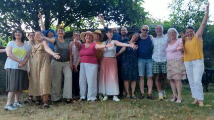 Photo de groupe des participant(e)s aux ateliers dans le jardin de la maison Margueritte