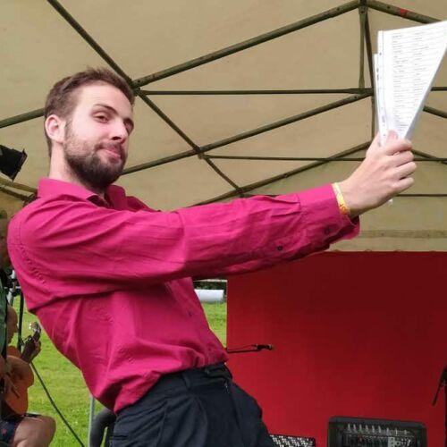 Pamphile montre une liste de titres de ses compositions.