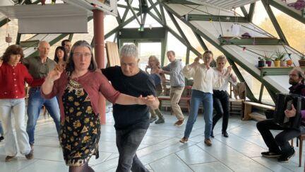 Gwen et Rabah font une démonstration de danse bretonne