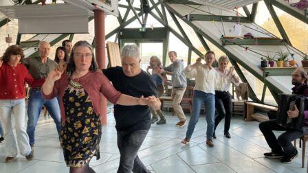 Gwen et Rabah font une démonstration de danse bretonne