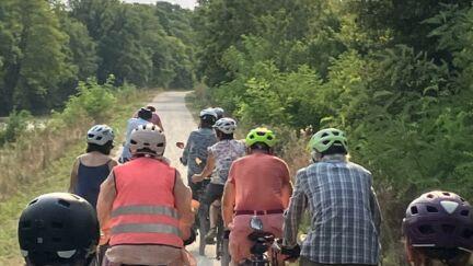 Les cyclistes d'itivemu en chemin