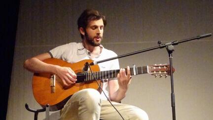 Pamphile joue de la guitare pour "voyage sentimental"