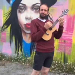 Pamphile joue au ukulele Softly as in the morning sunrise pendant la pause déjeuner