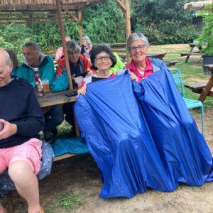 Maguy et Anne-Marie se font une couverture en sac poubelle.