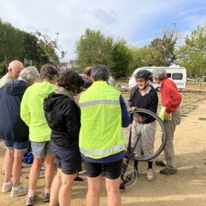Attroupement autour du vélo de Pamphile en réparation.