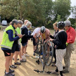 Attroupement autour du vélo de Pamphile en réparation.