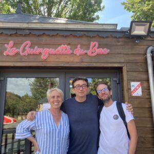Pamphile avec Emmanuelle et Yannick qui tiennent la Guinguette du bac.
