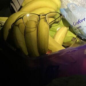 Régime de bananes avec des lunettes