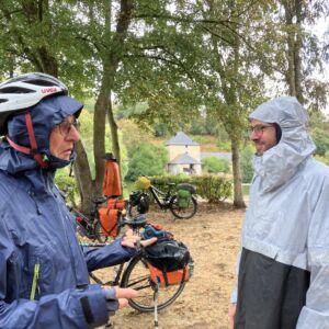 Pamphile et Didier en tenue de pluie