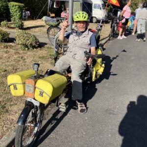 Pierre et son vélo couché part à la recherche des clés oubliées.