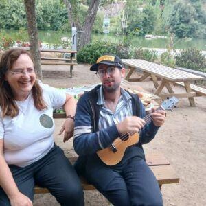 Claire et Pamphile avec son ukulele, assis sur un banc.