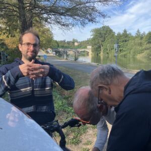 Le vélo de Pamphile est accroché sur la voiture.