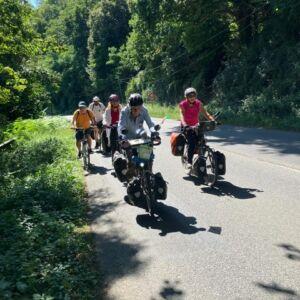 La quinzaine de cyclistes roule par petits groupes.