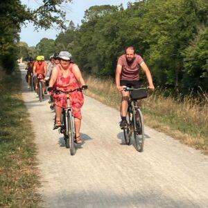 Pamphile et les cyclistes Le long du canal de Nantes à Brest
