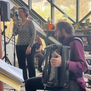 Caroline pendant le karaoké live