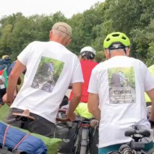 22 km pour aller à Guenrouët, Jean-Claude et Pierrôt de dos avec leur tee-shirts itivemu.