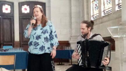 Claire au micro, Pamphile l'accompagne à l'accordéon.