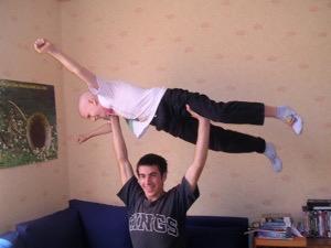 Guy portant à bout de bras son petit frère Pamphile en 2005.
