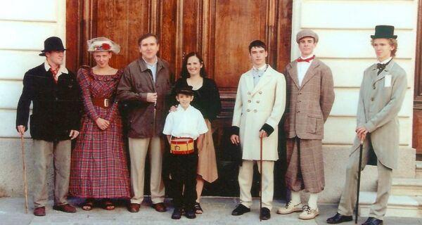 En costumes devant le lycée Clemenceau de Nantes à l'occasion du bicentenaire