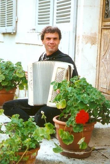 Pierrôt, père de Pamphile à l'accordéon en 2000