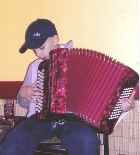 Pamphile jouant de l'accordéon dans le bar "chez Henri".