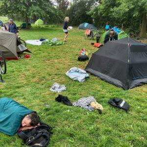 Les campeurs au camping