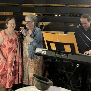 Karaoké accompagné au piano par Pamphile à l'apérock café.