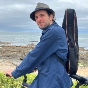 Pamphile à vélo sur la route de Longeville
