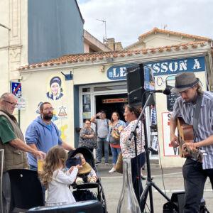 Pamphile à la guitare devant le poisson à roulettes aux sables d'Olonne.